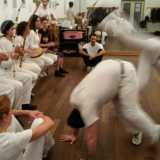 Nella Capoeira di Angola si preferisce rimanere il pi� possibile attaccati al pavimento, giocando con un ritmo pi� lento